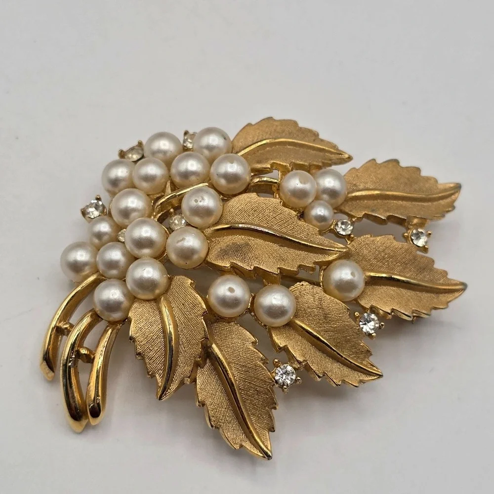 Crown Trifari Leaf Pearl Rhinestone Brooch Pin Vintage Gold‎ Tone Mid Century